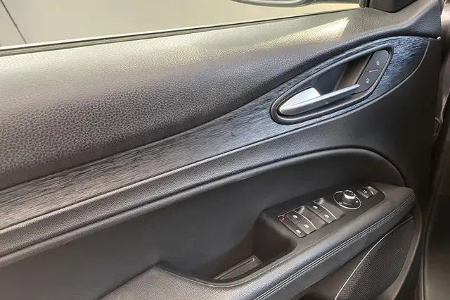 Alfa Romeo Stelvio view 13