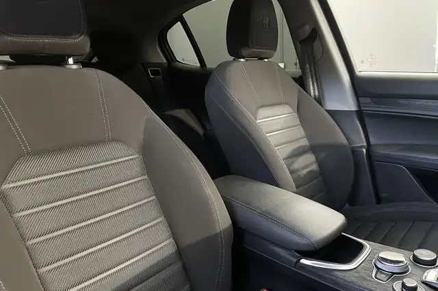 Alfa Romeo Stelvio view 28