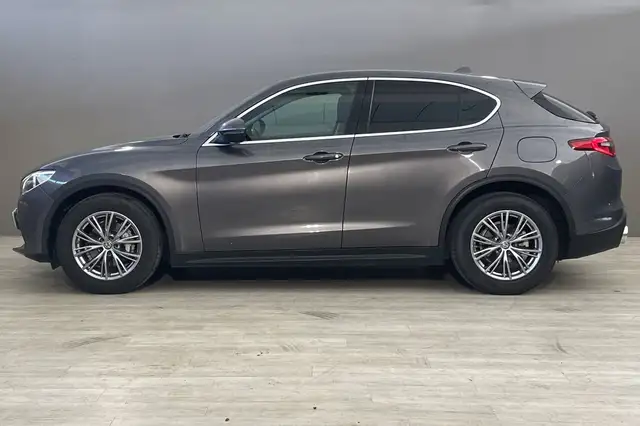 Alfa Romeo Stelvio view 3