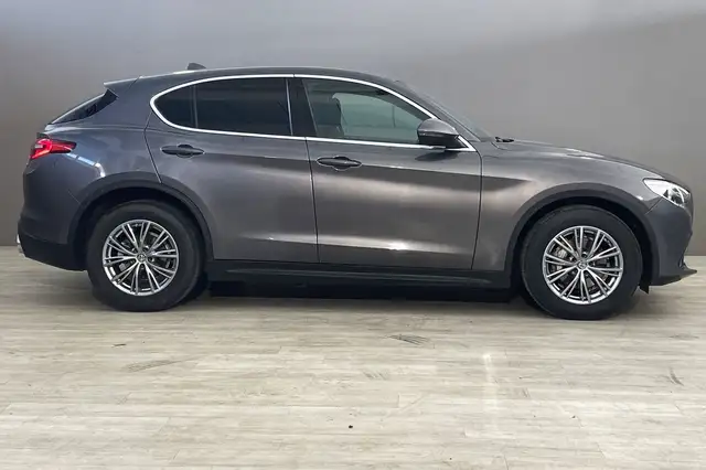 Alfa Romeo Stelvio view 7