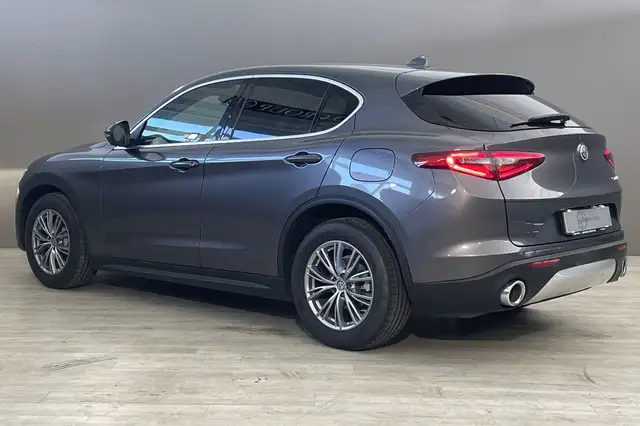 Alfa Romeo Stelvio view 4