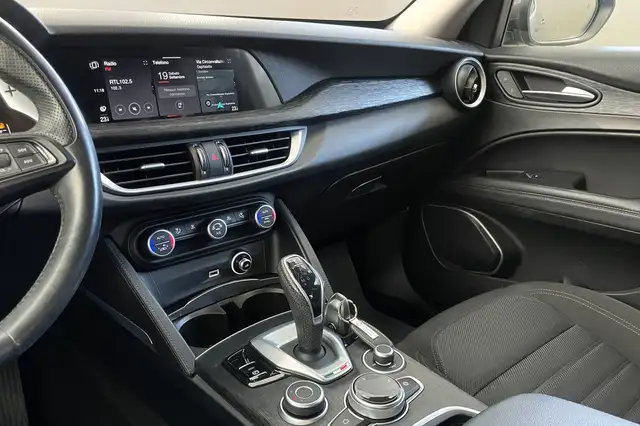Alfa Romeo Stelvio view 17