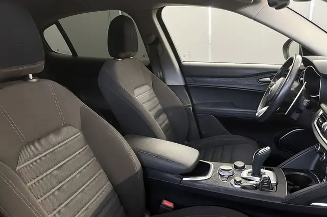 Alfa Romeo Stelvio view 26