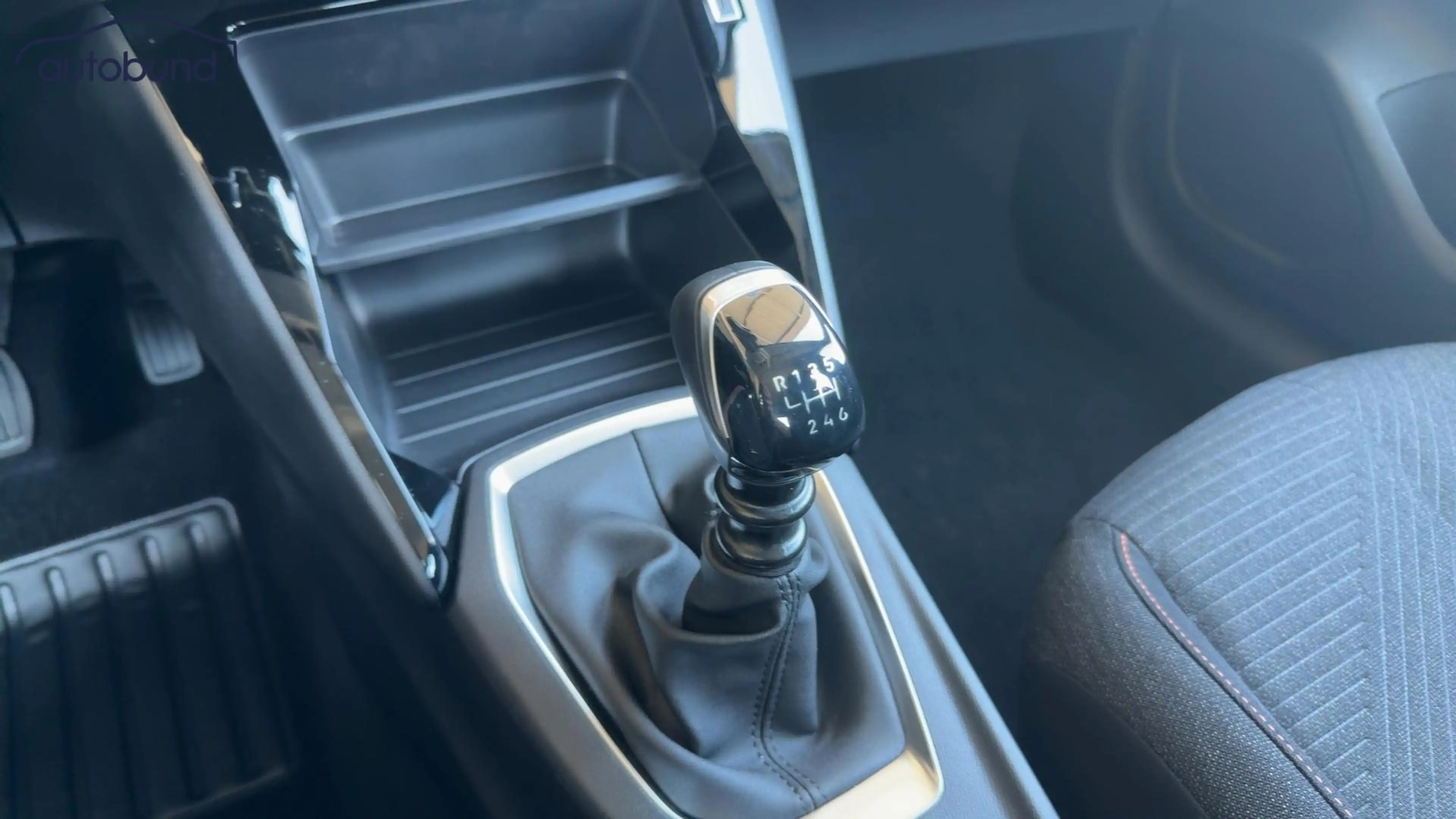 Peugeot 208 II 1,2l Turbo Style LED Link NBA PDC SHA Shz — photo 14