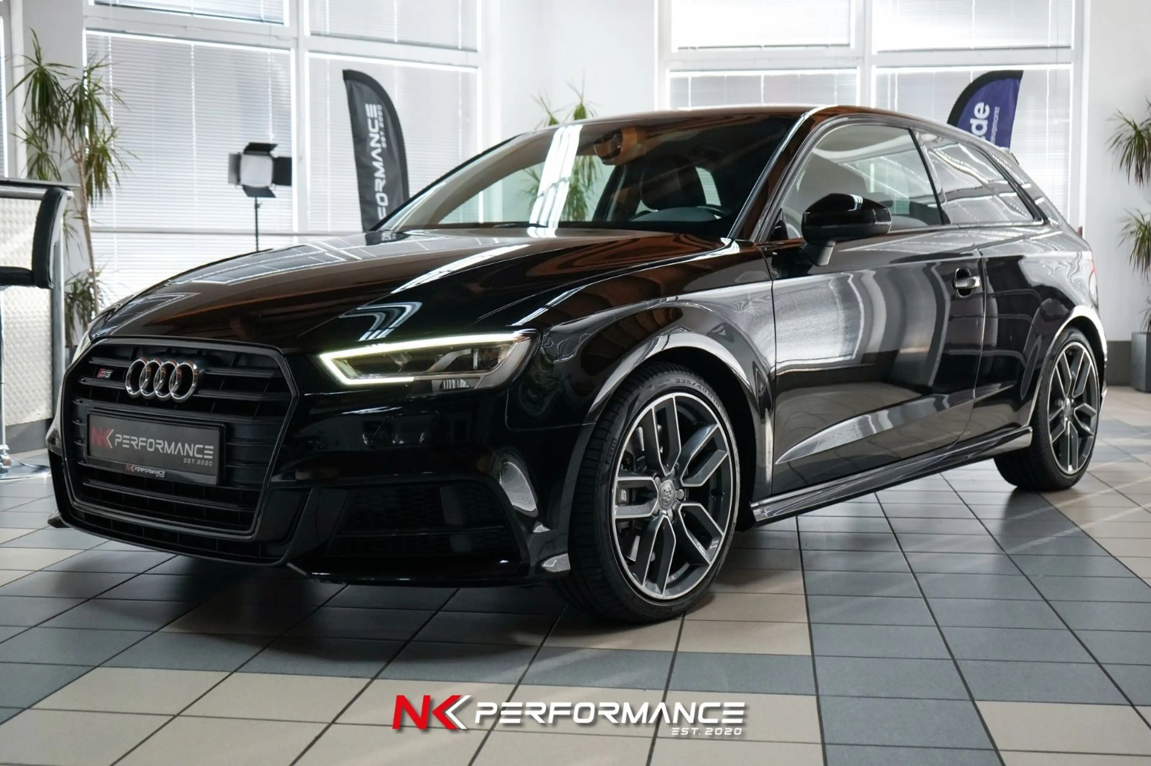 Audi S3 2.0 TFSI quattro / OPTIK SCHWARZ / MMI