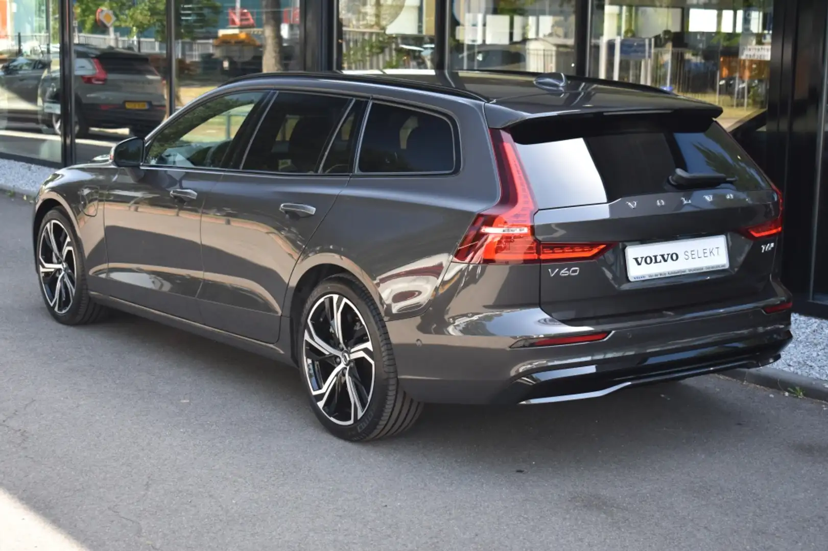 Volvo V60 T6 350pk AWD Plus Dark | 19'' | Trekhaak | Harman/ Gris - 2