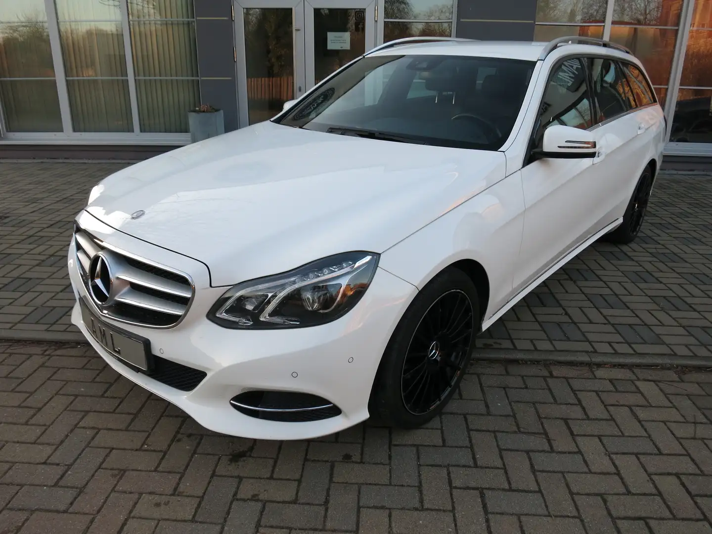 Mercedes-Benz E 220 E 220 CDI BlueEfficiency LED PDC TÜV+AU NEU Weiß - 1