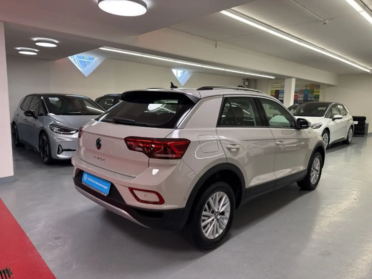 Volkswagen T-Roc Life 1.5 TSI DSG AHK Navi LED Klima Sitzheizung Grau - 2