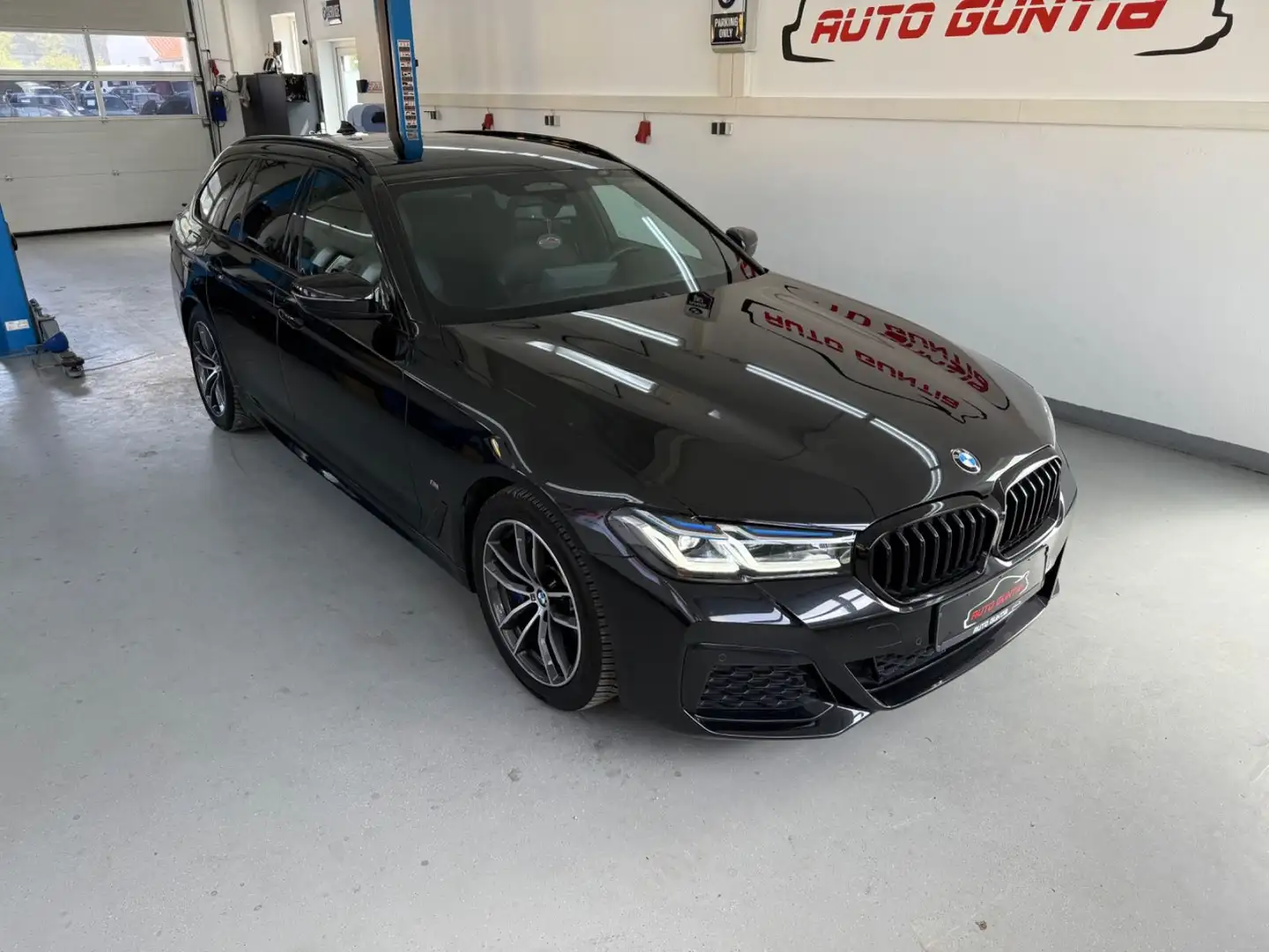 BMW 530 d Touring M Sport*KSitze*Kamera*HUD* Schwarz - 2