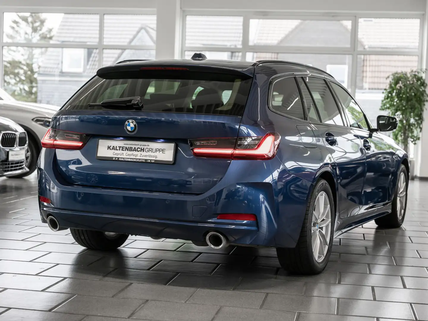 BMW 320 d Touring xDrive AHK LED NAVI SHZ PDC Blau - 2