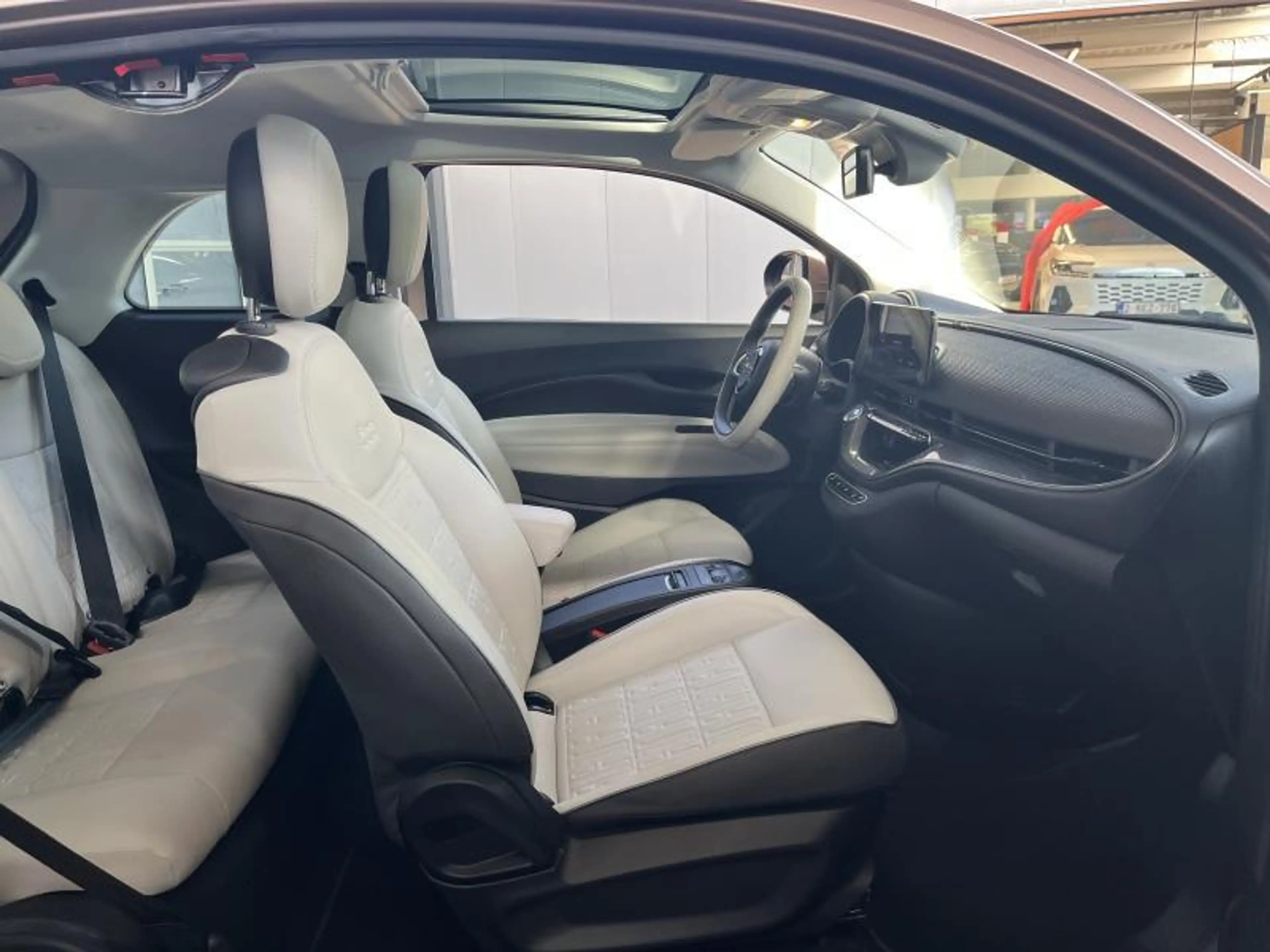 Fiat 500e La Prima + JBL + sièges chauff. — photo 11
