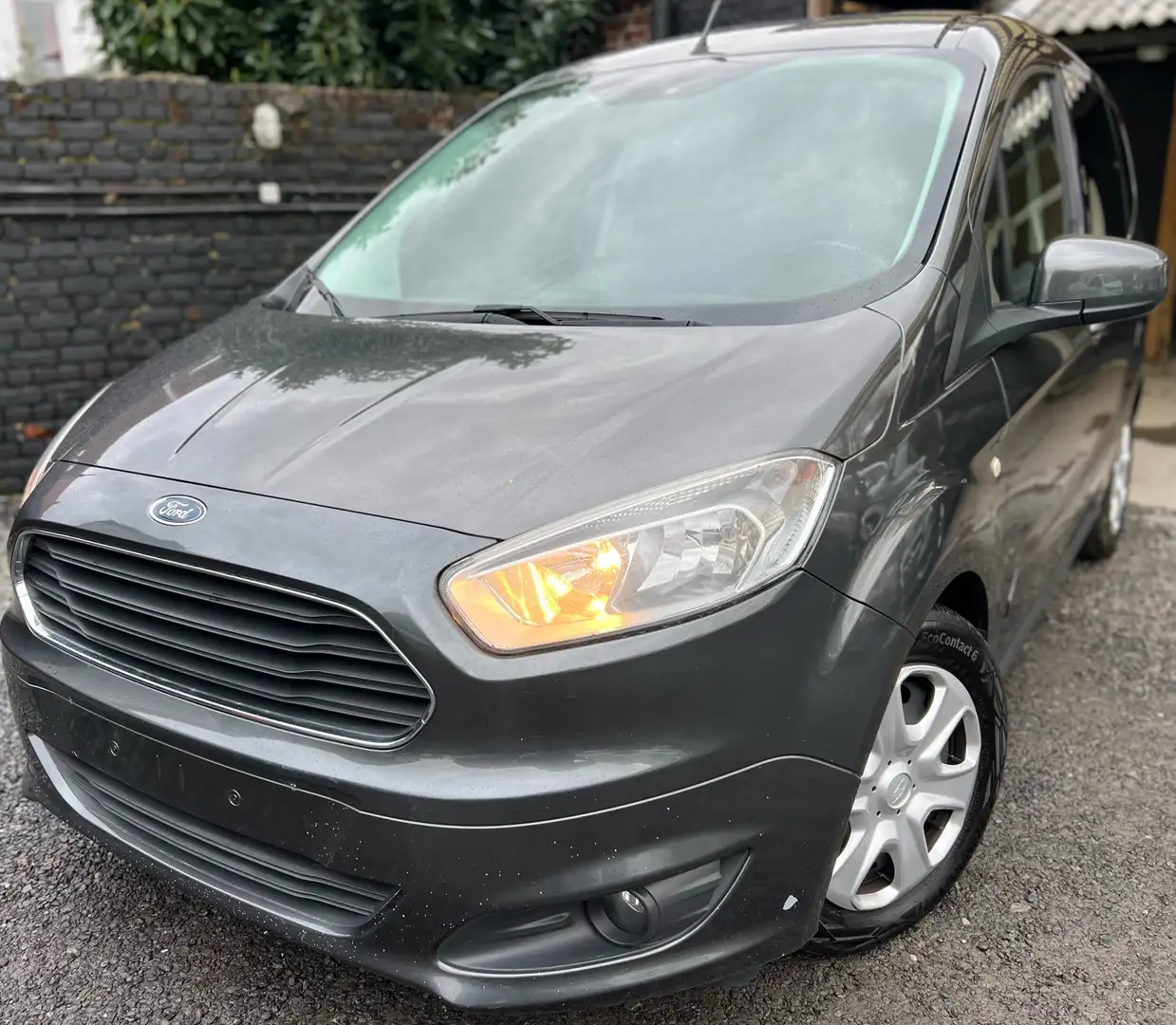 Ford Tourneo Courier 1.5 TDCi Trend ( 7.850 € NETTO ) EURO 6b + CLIM Gris - 1
