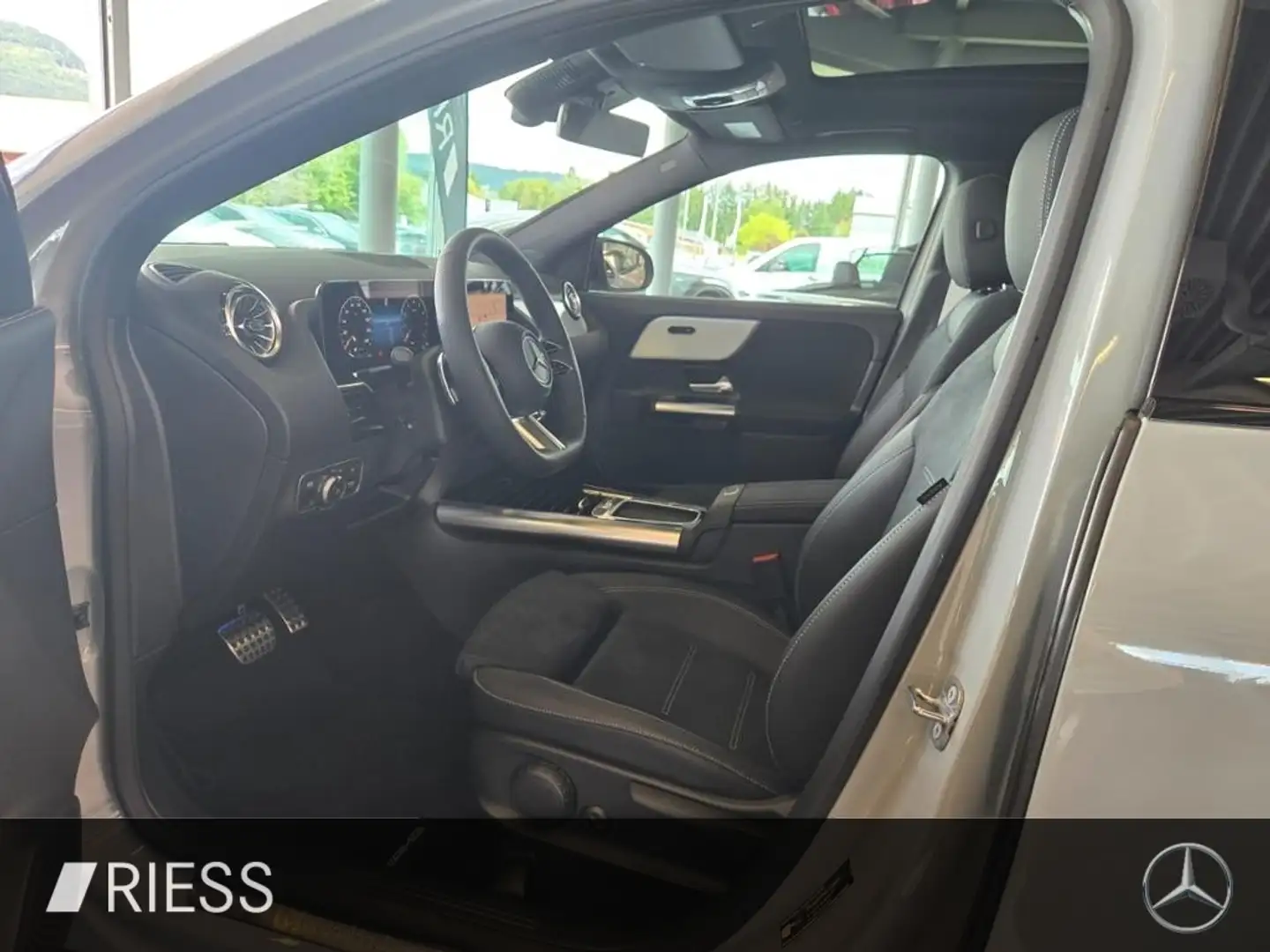 Mercedes-Benz GLA 200 AMG+AHK+PANO+DISTRONIC+SPECIAL-EDITION+ Grau - 2