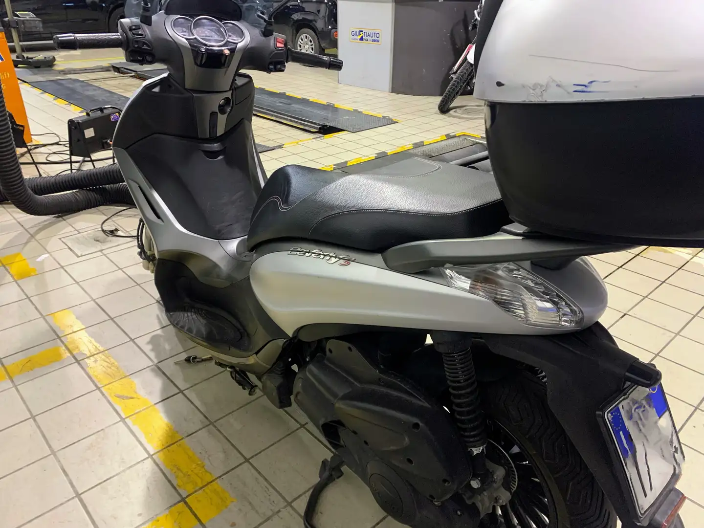 Piaggio Beverly 300 S Grau - 2