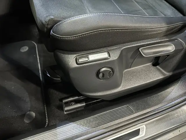Volkswagen T-Roc view 16