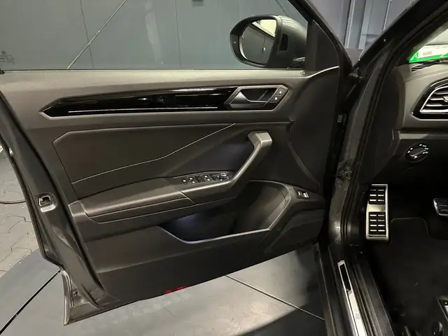Volkswagen T-Roc view 14