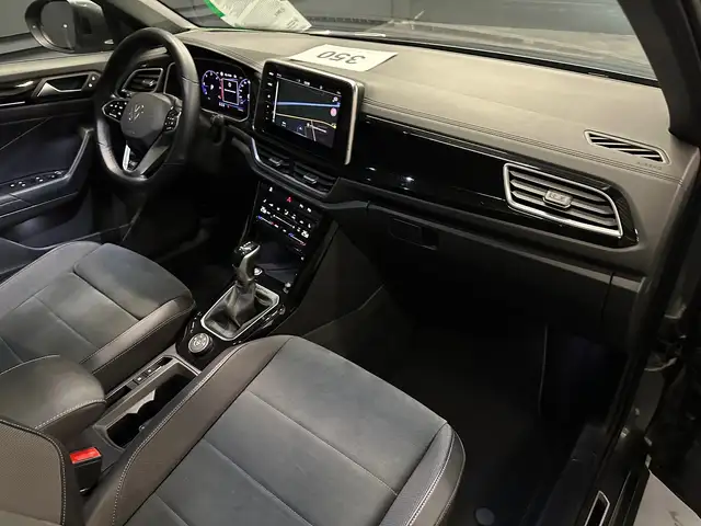 Volkswagen T-Roc view 12