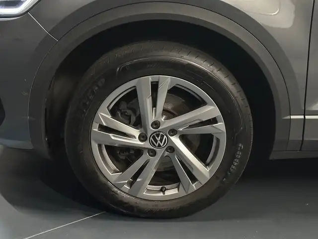 Volkswagen T-Roc view 9