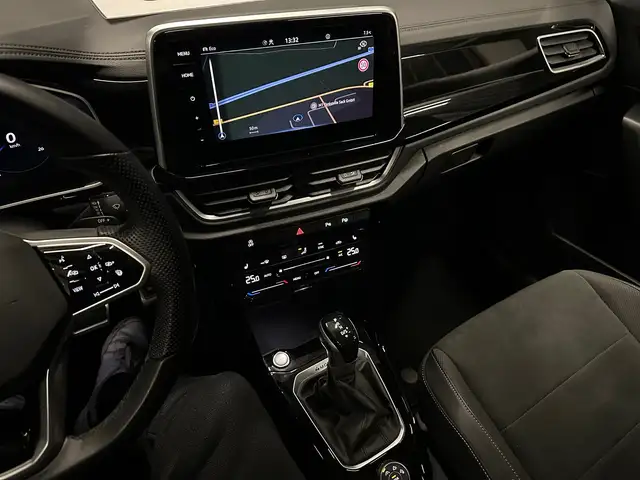 Volkswagen T-Roc view 21