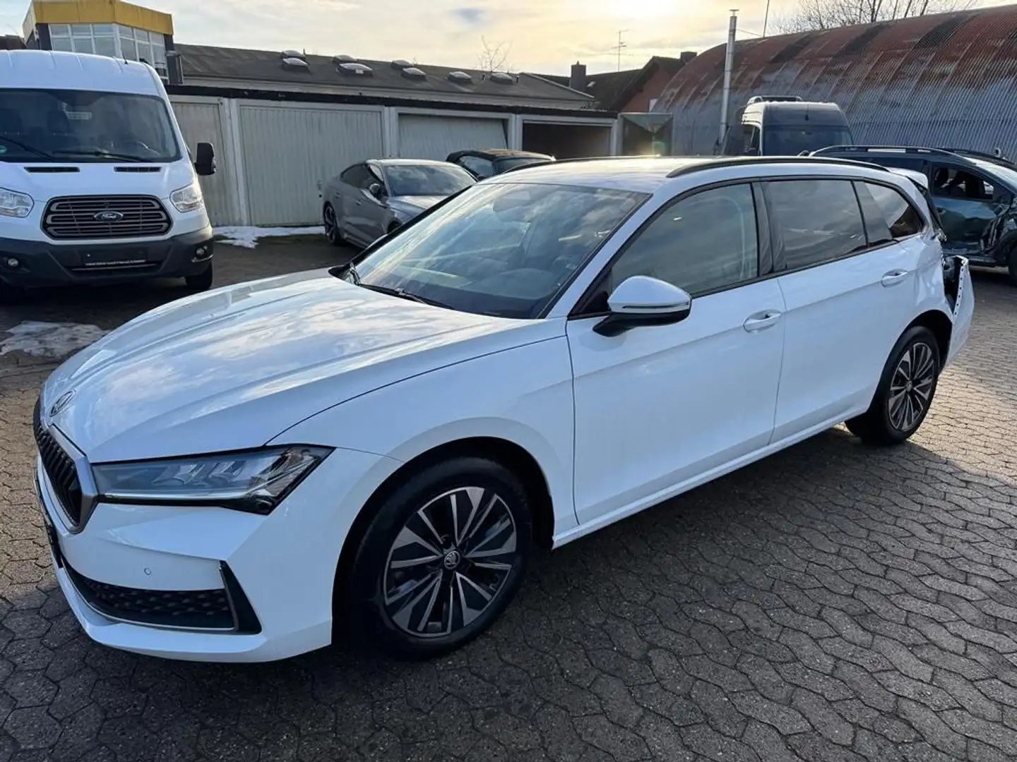 Skoda Superb Combi 2.0 TDI DSG Selection Weiß - 2