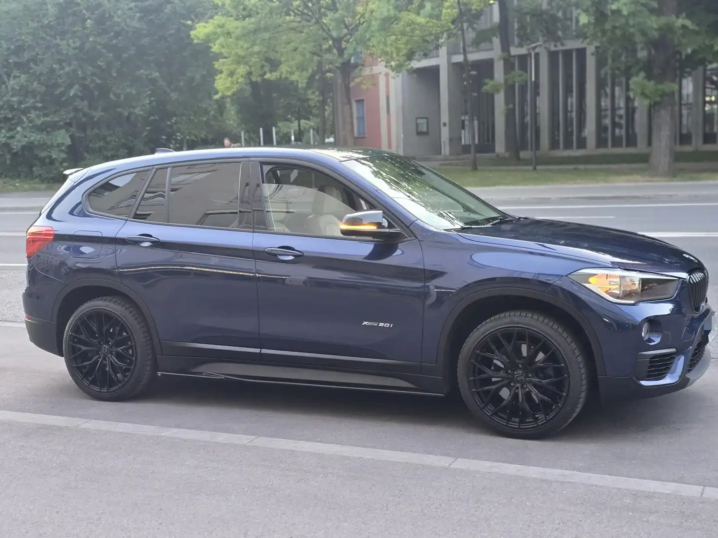 BMW X1 xDrive 20 i*Sport-Line* Bleu - 2