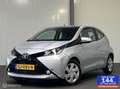 Toyota Aygo 1.0 VVT-i x-play AUTOMAAT [ NAP 1e eig. camera ] Grijs - thumbnail 1