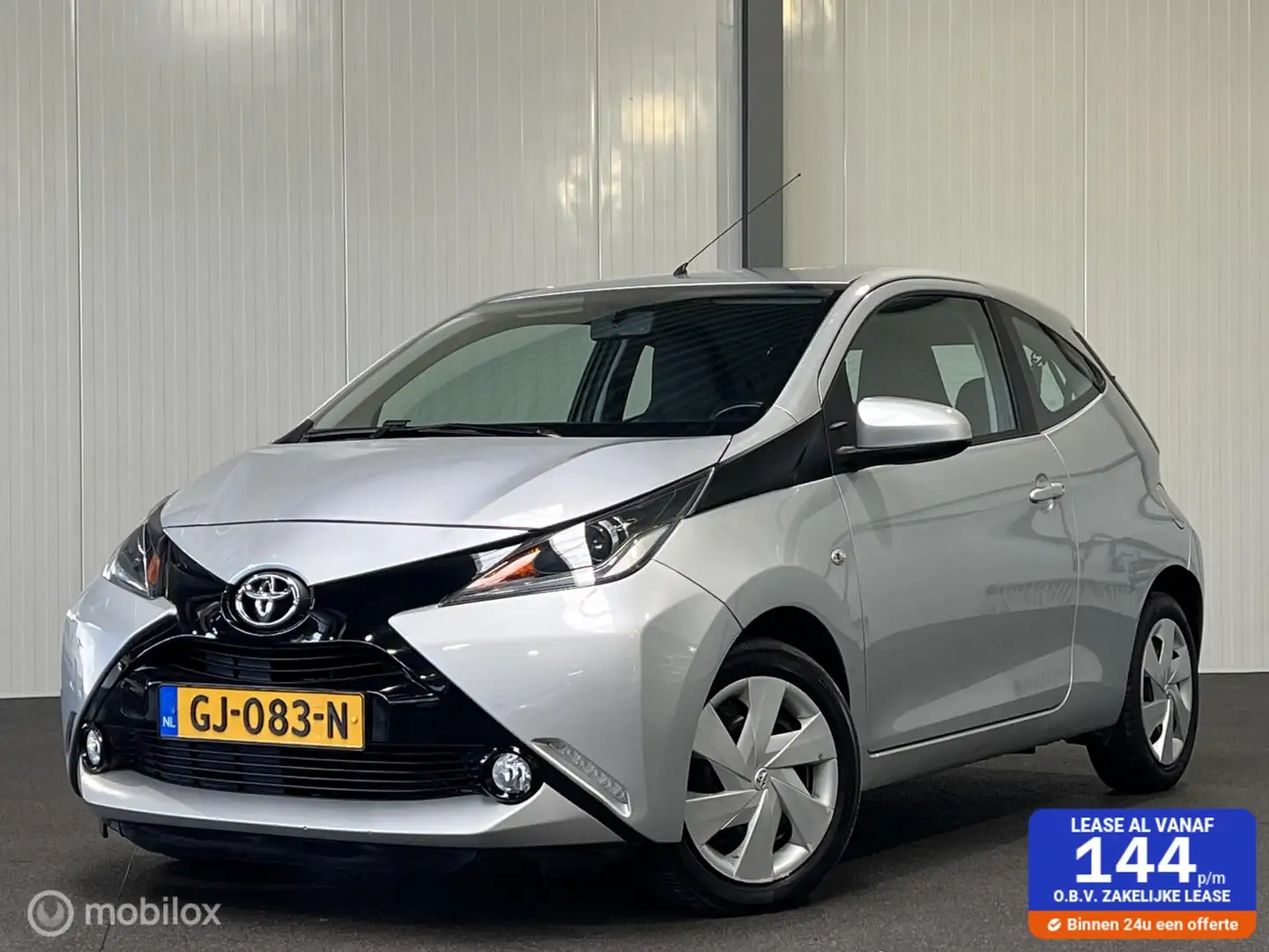 Toyota Aygo 1.0 VVT-i x-play AUTOMAAT [ NAP 1e eig. camera ] Grijs - 1
