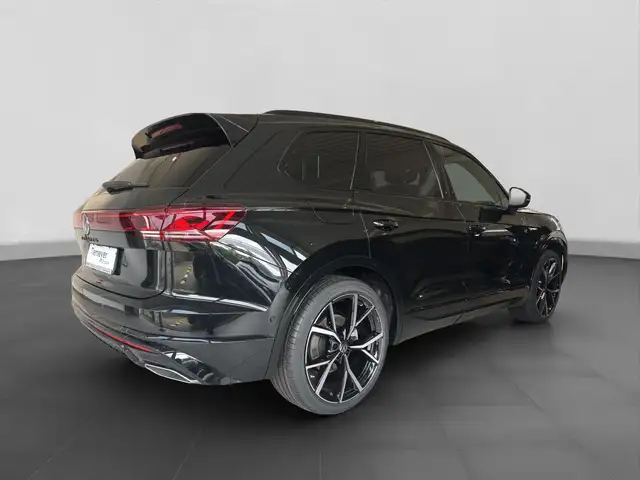 Volkswagen Touareg view 3