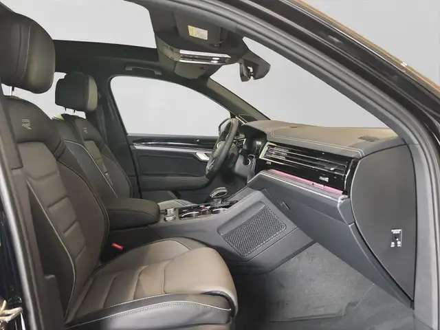 Volkswagen Touareg view 4