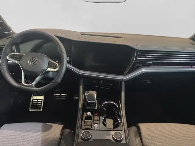 Volkswagen Touareg view 5