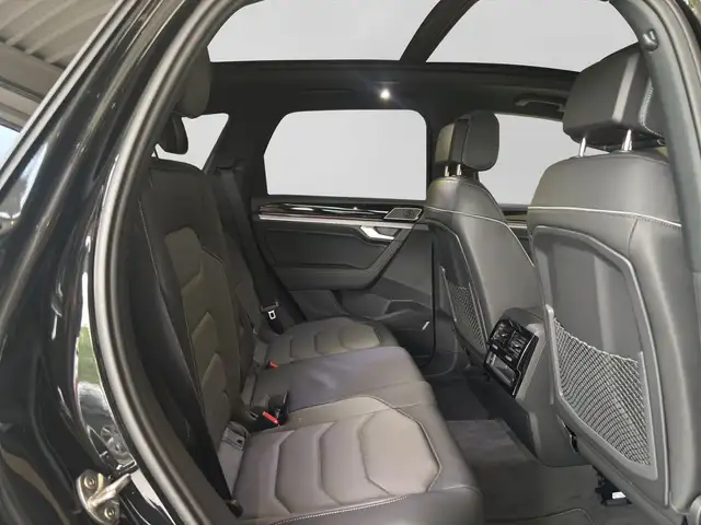 Volkswagen Touareg view 6