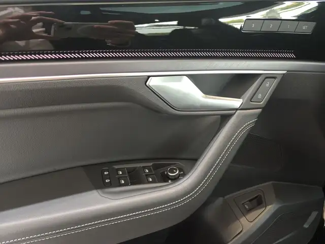 Volkswagen Touareg view 8