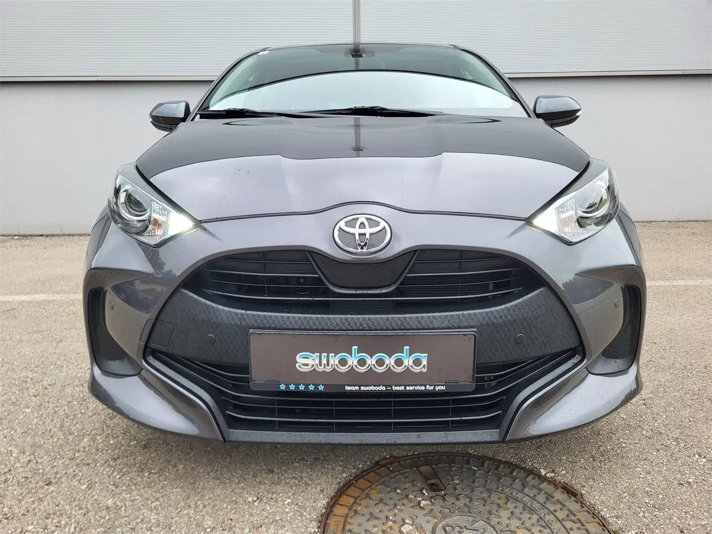 Toyota Yaris - 1,0 l Benzin Active Grau - 2