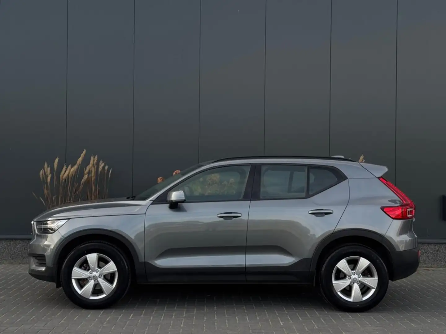 Volvo XC40 1.5 T3 Momentum M2019 LAGE KM 1e EIG NAVI PDC SPOR Gris - 2