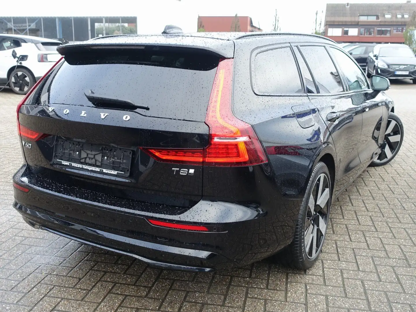 Volvo V60 Plus DarkT8 AWD Plug-in Hybrid/360°/H&K/Pano Schwarz - 2