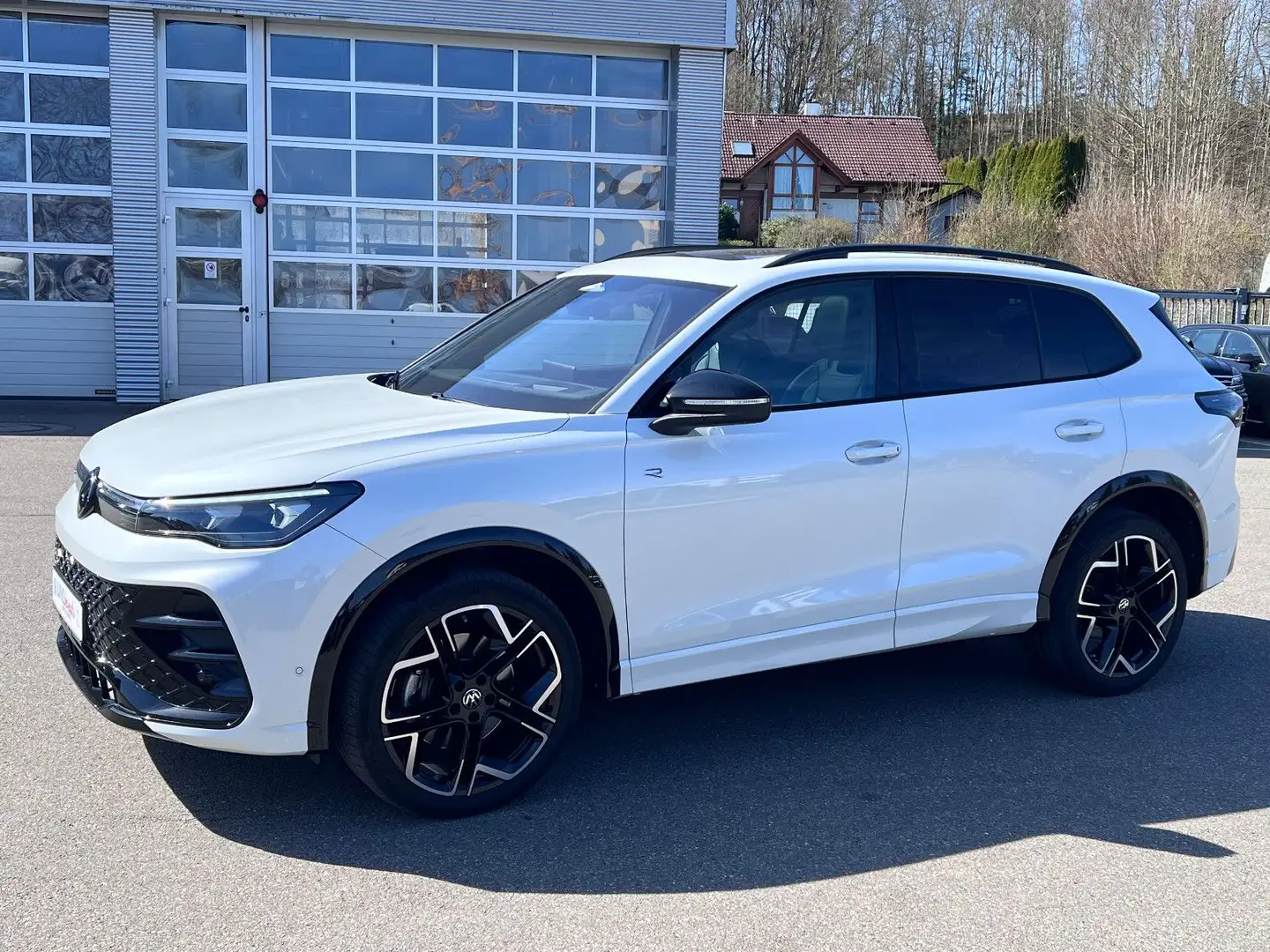 Volkswagen Tiguan R-Line AHK Discover Pro Max Massage Navi Weiß - 2