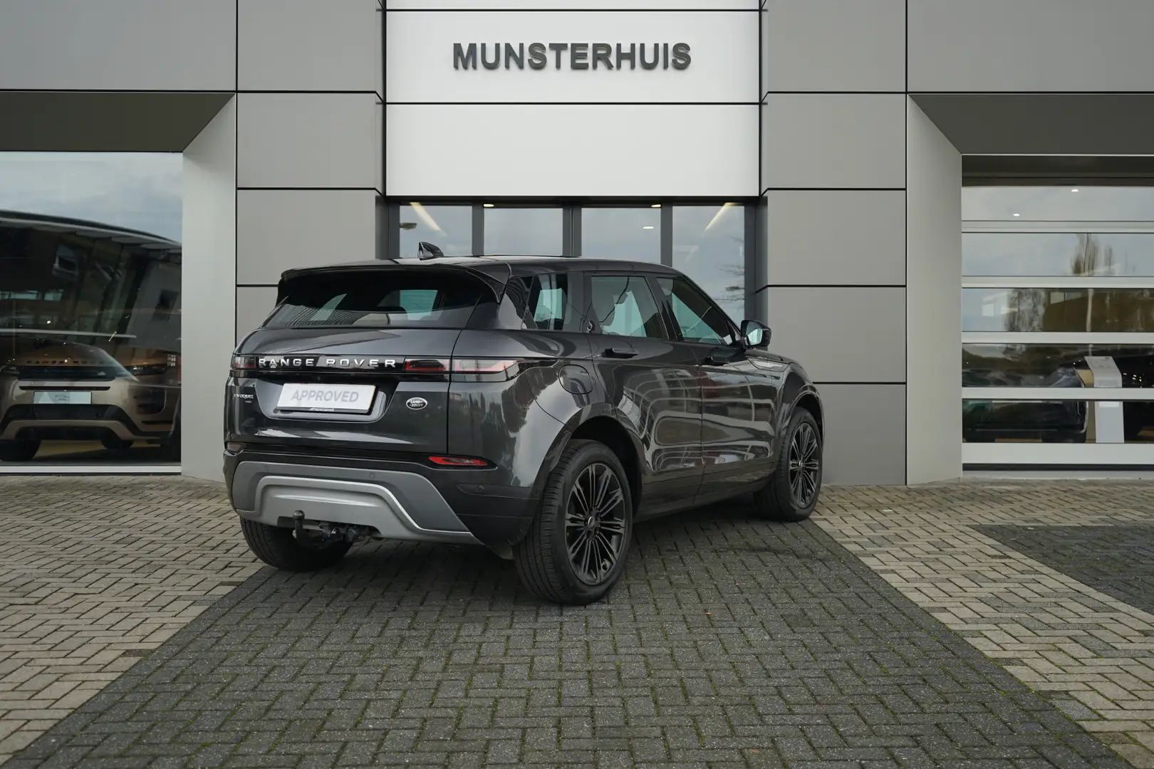 Land Rover Range Rover Evoque P300e AWD SE | Trekhaak | Voorstoelen verwarmd | P Gris - 2