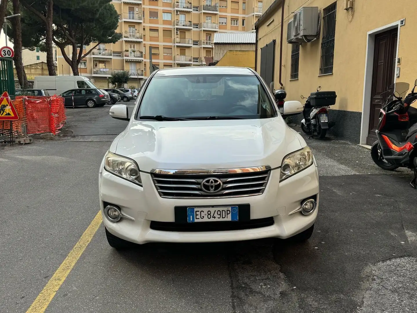 Toyota RAV 4 Rav4 2010 Crossover 2.2 d-4d Executive 150cv auto Bianco - 1