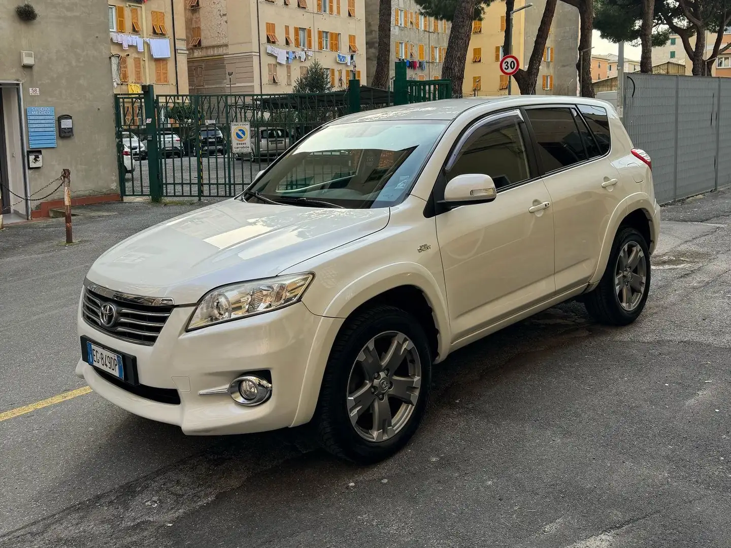 Toyota RAV 4 Rav4 2010 Crossover 2.2 d-4d Executive 150cv auto Bianco - 2