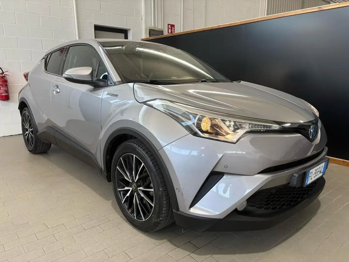 Toyota C-HR 5 Porte 1.8 Hybrid Lounge Ezüst - 1