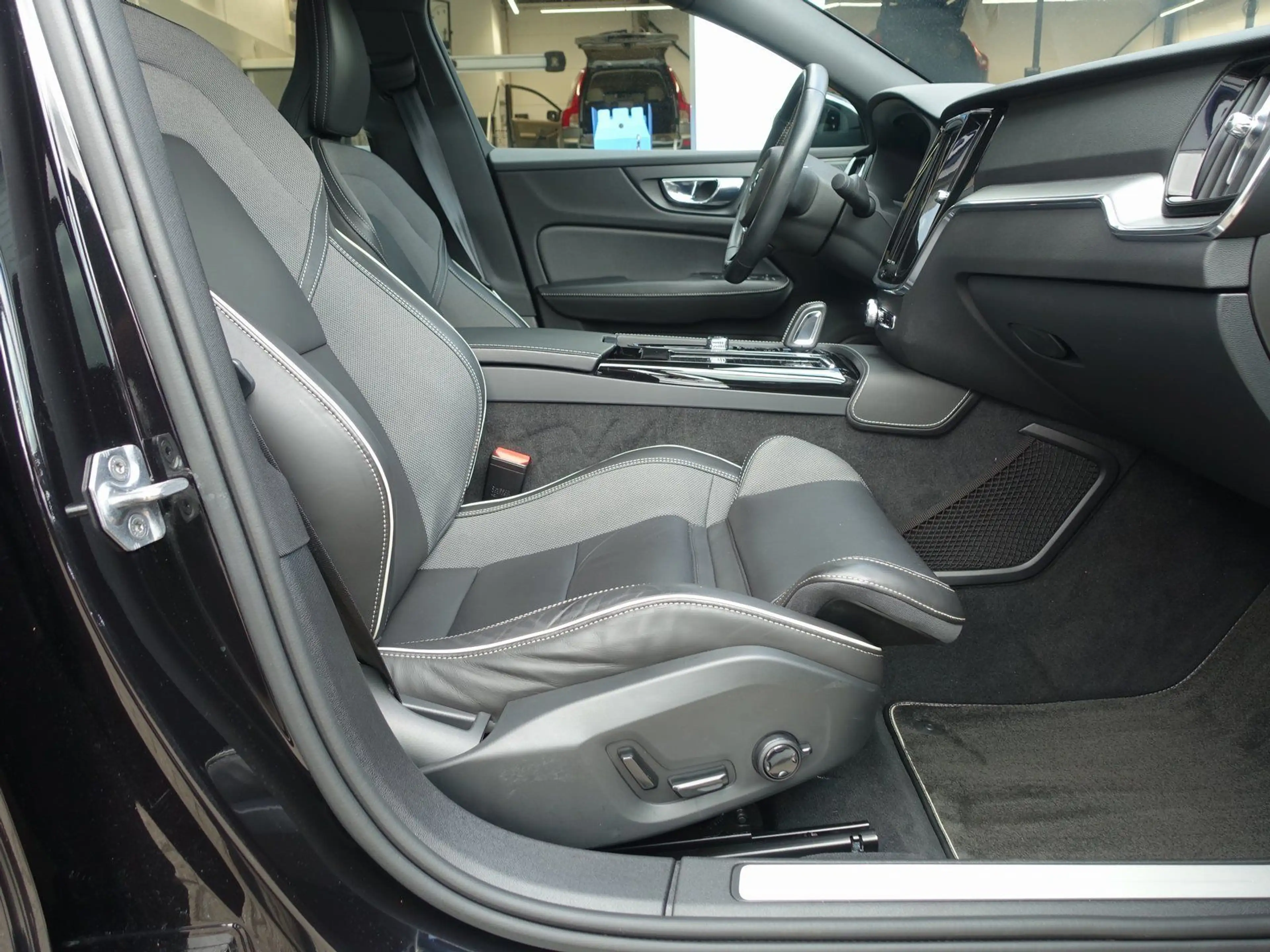 Volvo S60 Recharge R-Design T8 AWD AHK/KAMERA/PILOT — photo 10