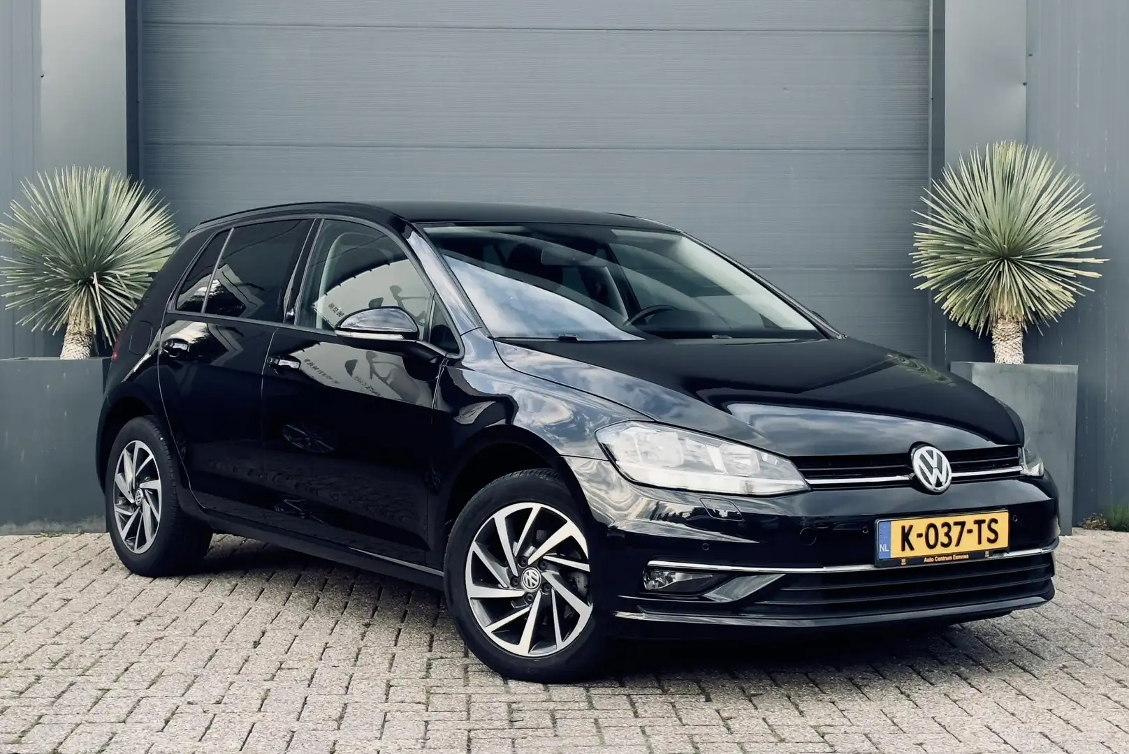 Volkswagen Golf 1.0 TSI Comfortline Automaat Noir - 1