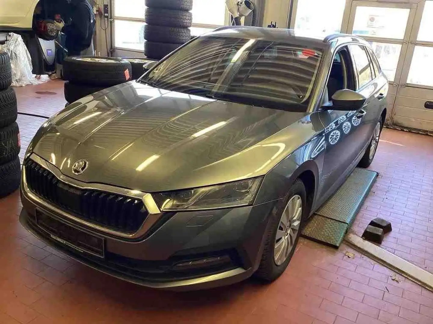 Skoda Octavia Combi 2.0 TDI DSG +MATRIX +ACC +VIRTUAL +NAVI +SH Grau - 2