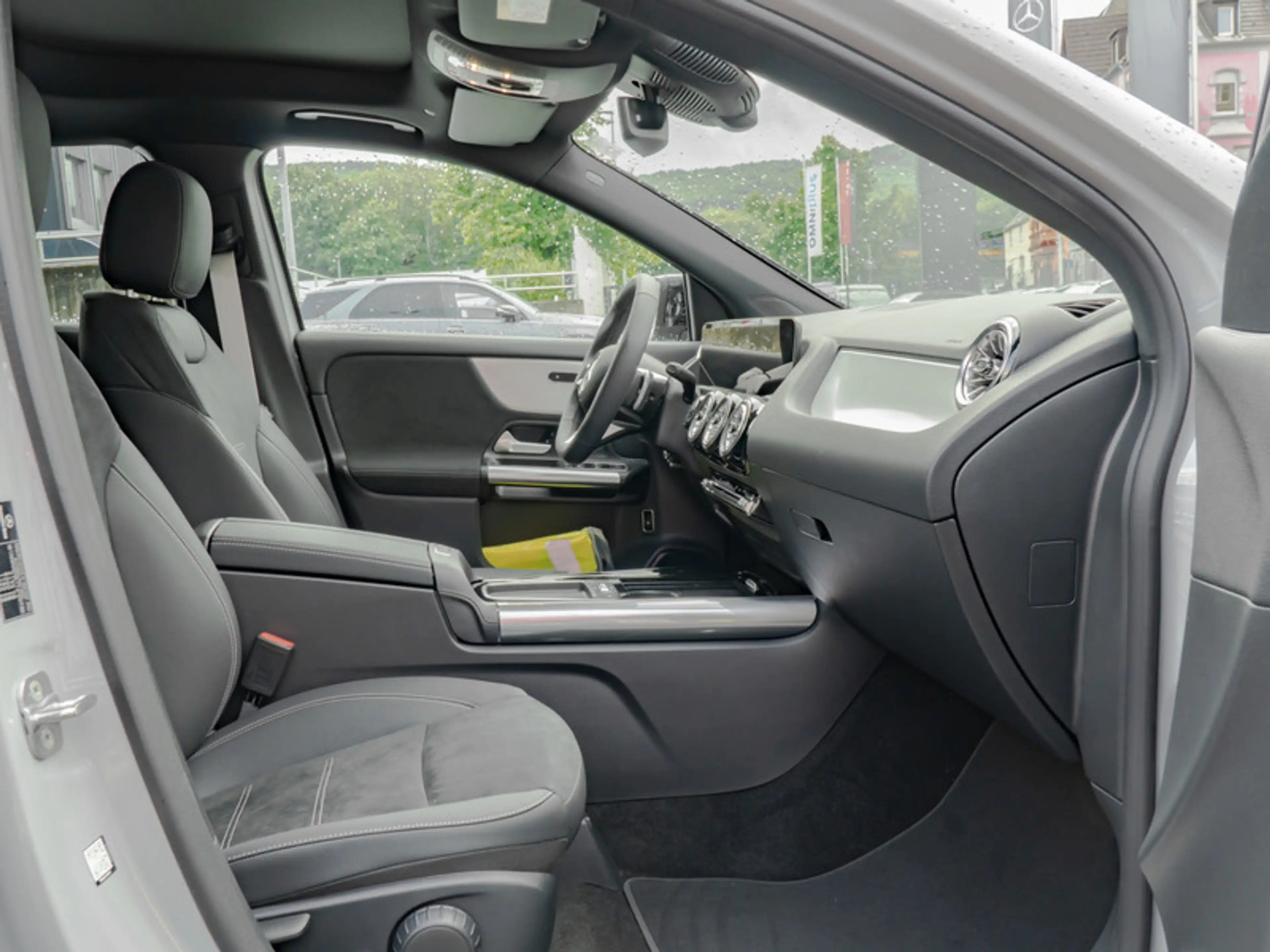 Mercedes-Benz GLA 250 4M AMG-Sport/MLB/Pano/AHK/Night/Sound — photo 8