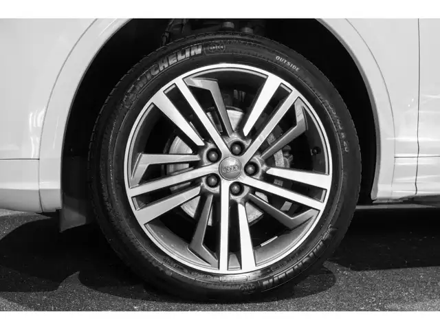 Audi Q5 view 8
