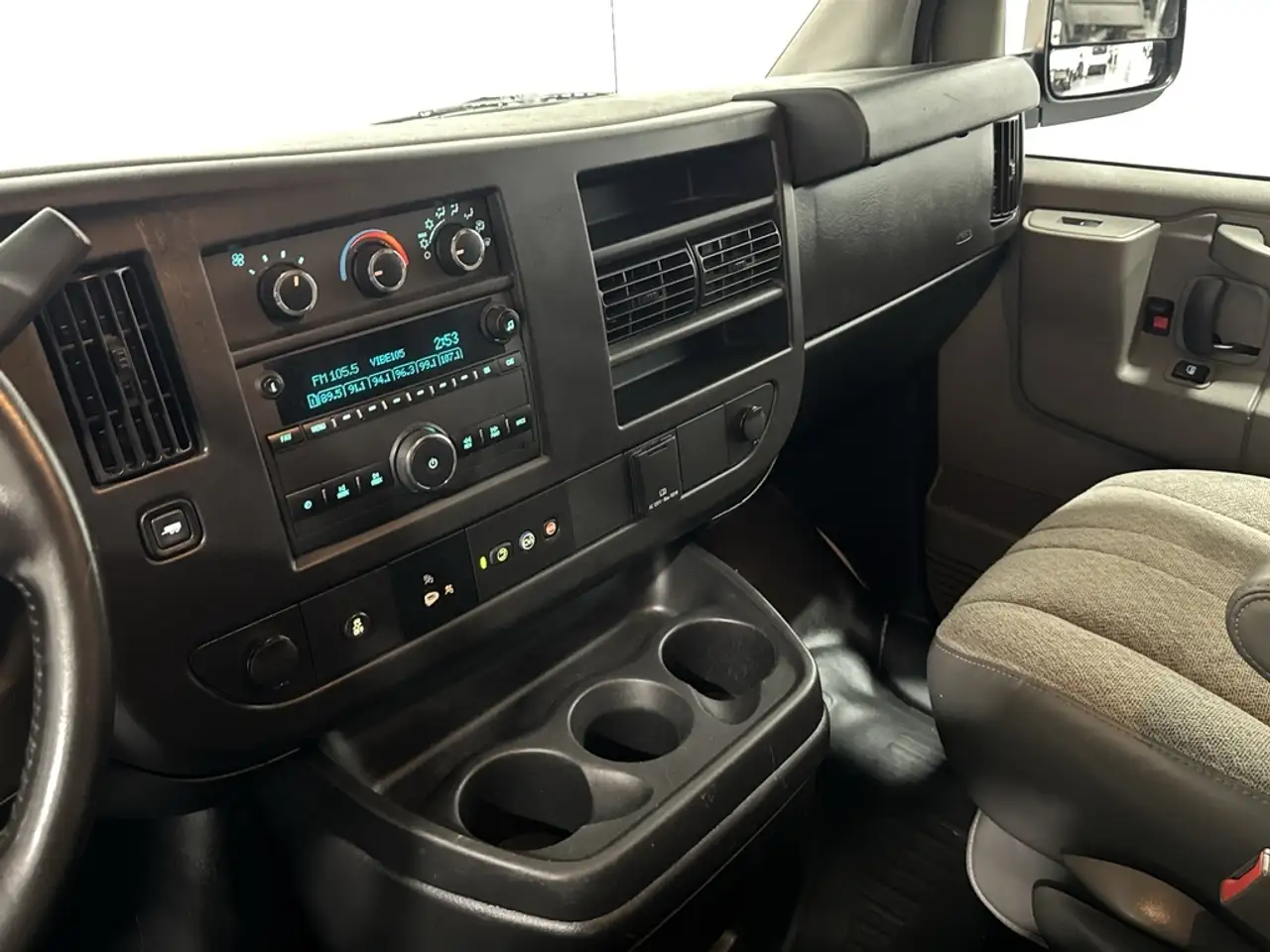 GMC Savana снимка GMC Savana