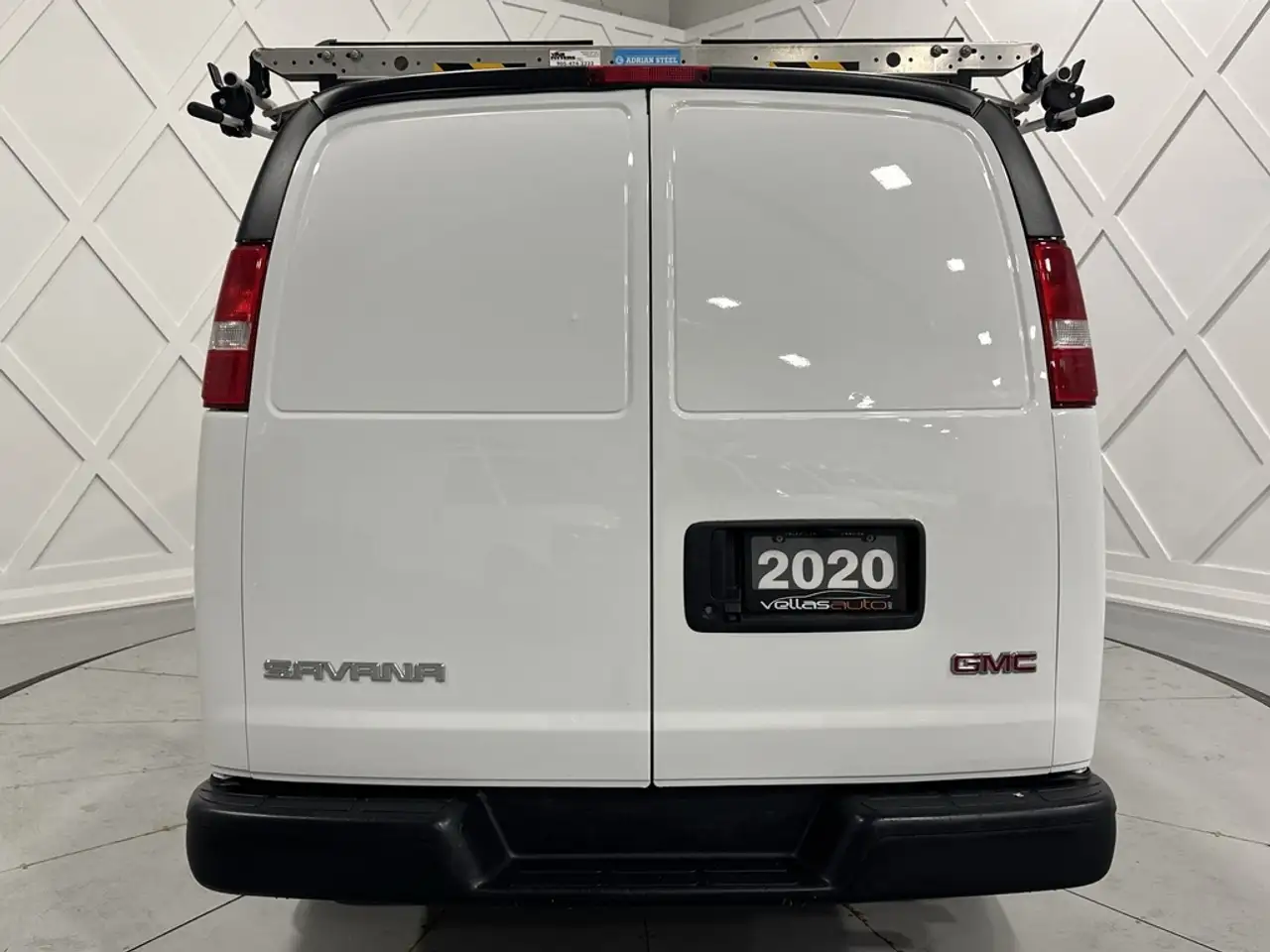 GMC Savana снимка GMC Savana