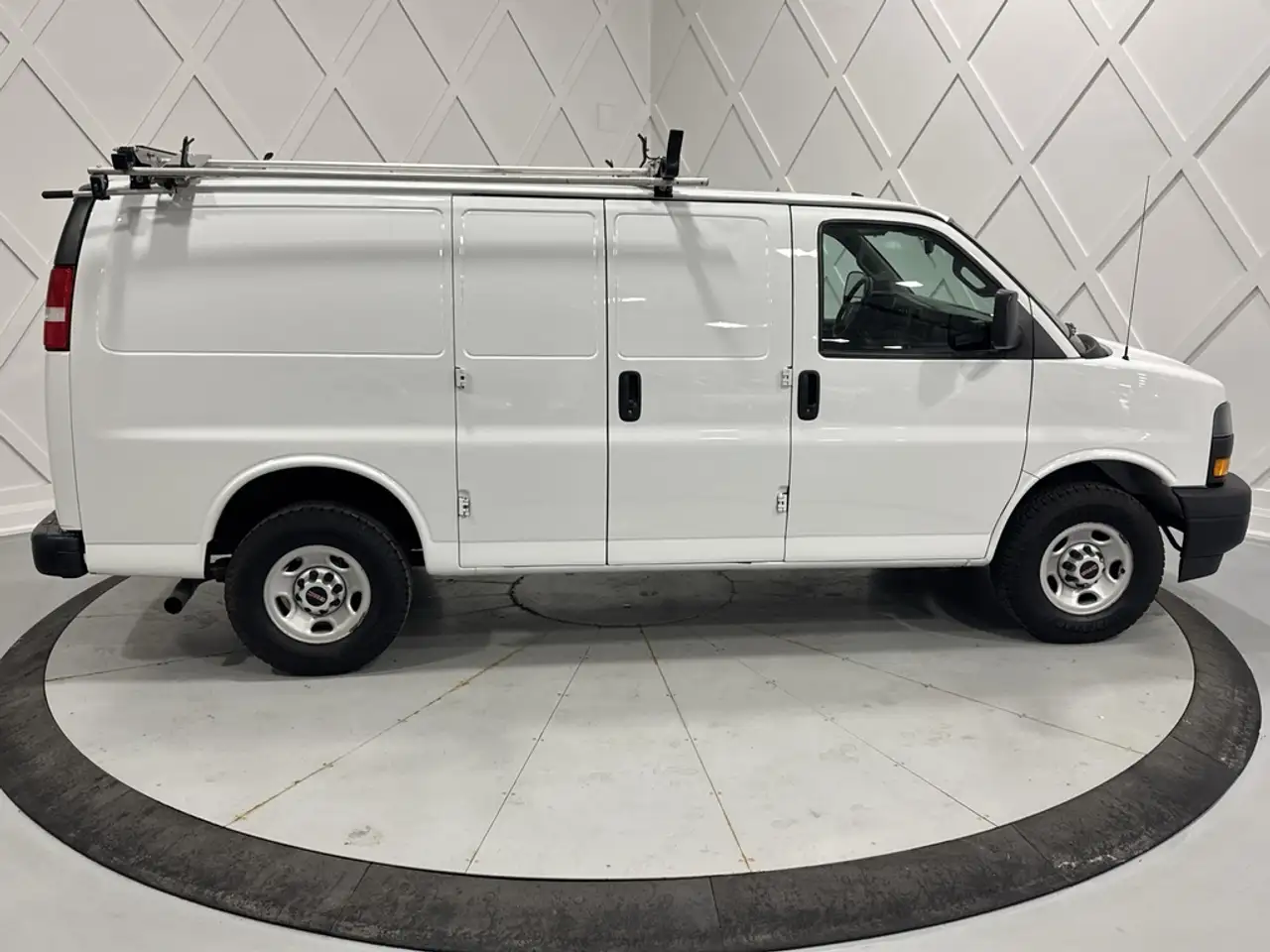 GMC Savana снимка GMC Savana