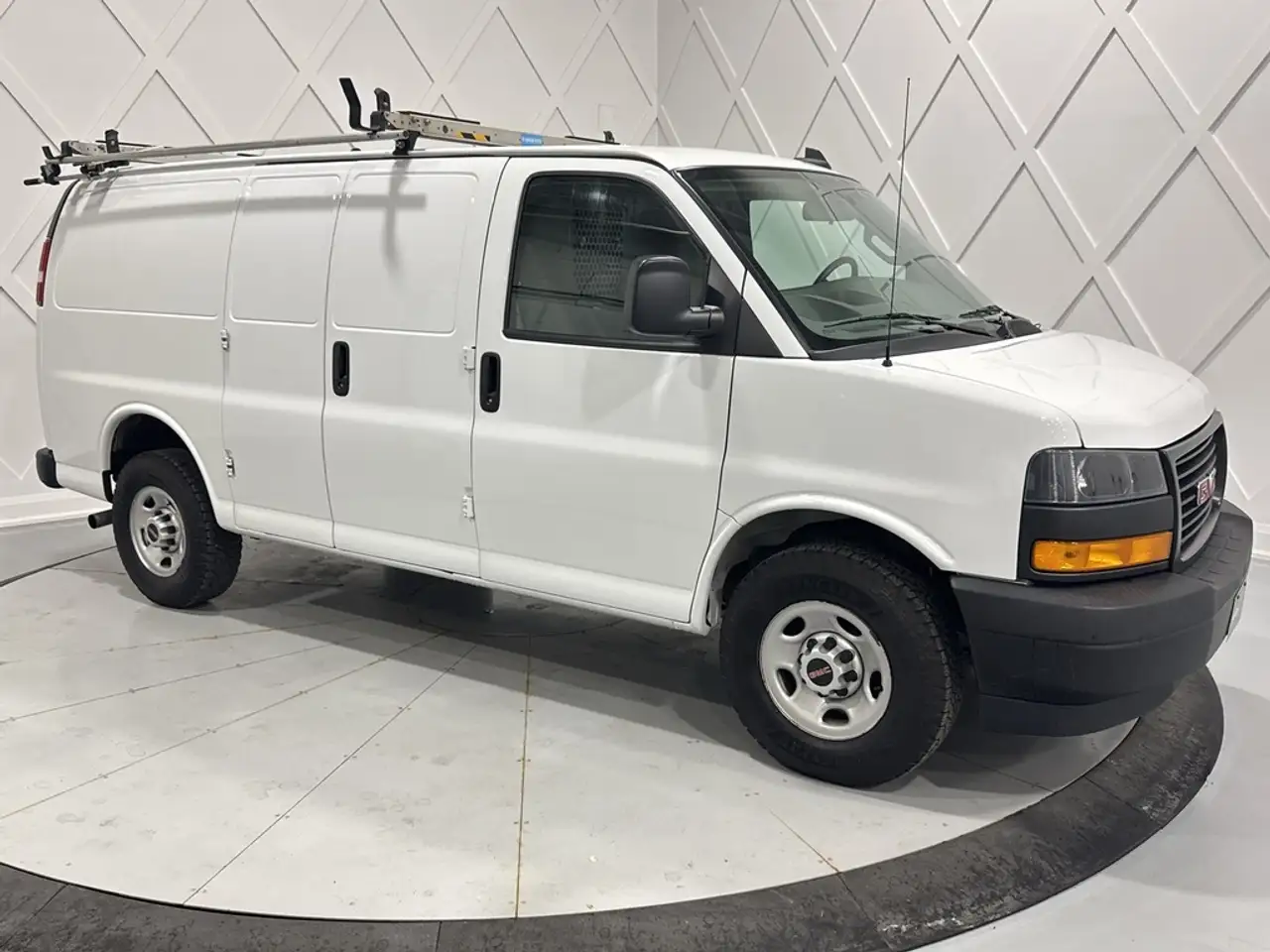 GMC Savana снимка GMC Savana