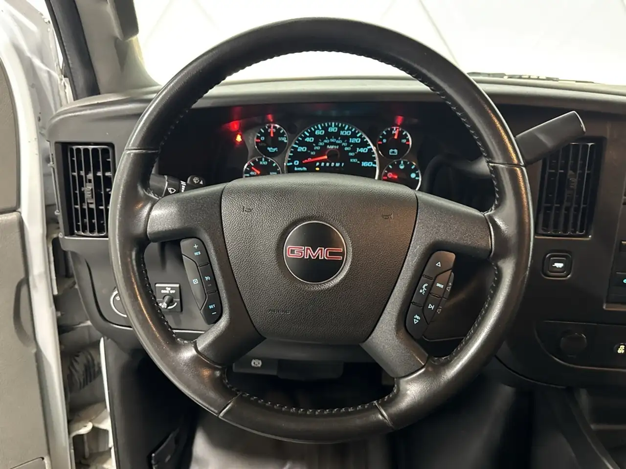 GMC Savana снимка GMC Savana